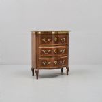1252 2053 CHEST OF DRAWERS